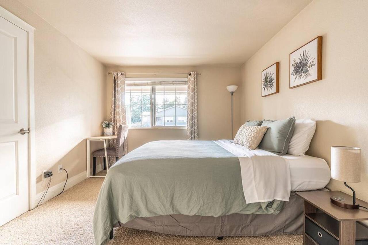 Modern And Spacious Apartment- Gym, Wifi, Free Parking 시애틀 외부 사진