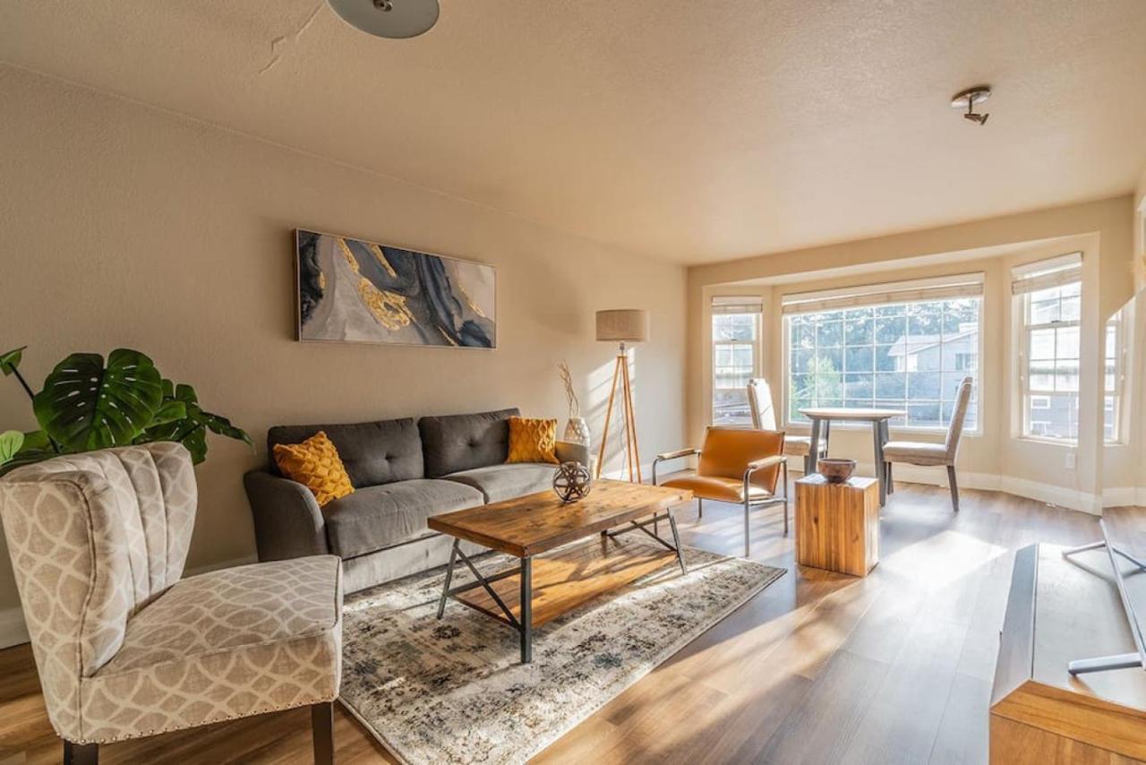 Modern And Spacious Apartment- Gym, Wifi, Free Parking 시애틀 외부 사진